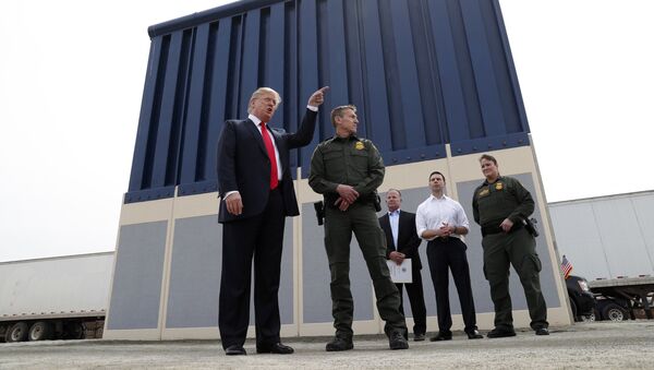 Donald Trump, presidente de EEUU, y los prototipos de un muro fronterizo en San Diego - Sputnik Mundo