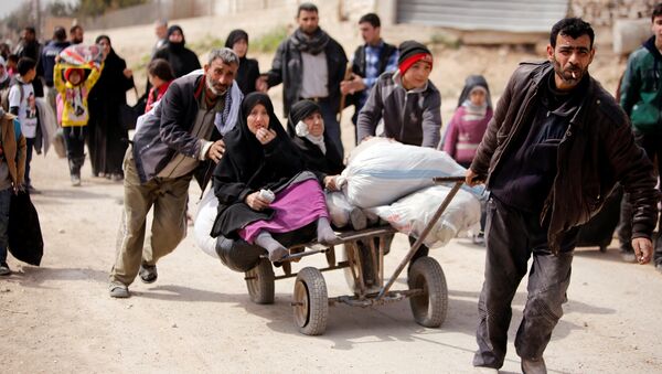 Civiles abandonando Guta Oriental, Siria - Sputnik Mundo