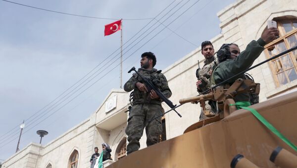 El Ejército turco iza la bandera en el centro de la ciudad siria de Afrín - Sputnik Mundo