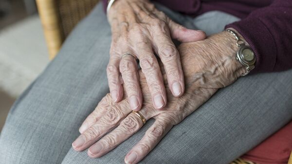 Las manos de una mujer mayor (imagen referencial) - Sputnik Mundo