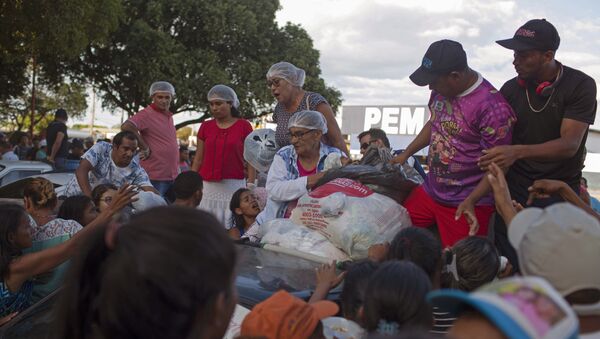 Refugiados venezolanos reciben ropa, Brasil - Sputnik Mundo