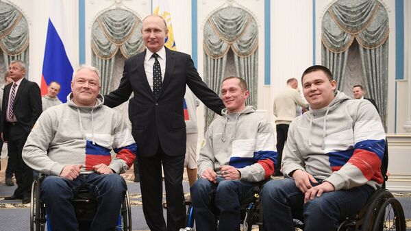 Vladímir Putin, presidente de Rusia, se reune con deportistas paralímpicos rusos - Sputnik Mundo