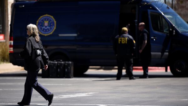 Agentes del FBI en el lugar de las explosiones en Austin, EEUU - Sputnik Mundo