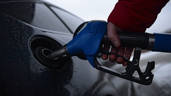 Reabastecimiento de combustible en una gasolinera (imagen referencial) - Sputnik Mundo