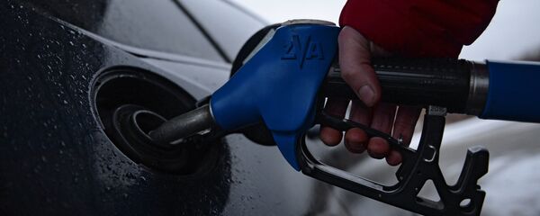 Combustible en una gasolinera (imagen referencial) Combustible en una gasolinera (imagen referencial) - Sputnik Mundo
