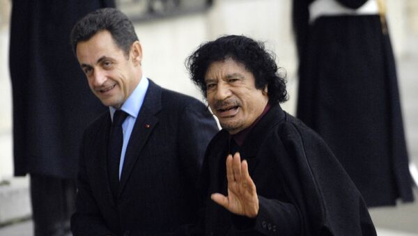 El expresidente de Francia Nicolas Sarkozy y ex líder de Libia Muammar Gadafi (Archivo) - Sputnik Mundo