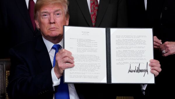 El presidente de EEUU, Donald Trump, firma memorando para imponer aranceles a las importaciones chinas - Sputnik Mundo
