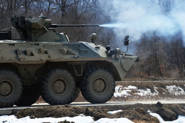 Duras pruebas para los nuevos vehículos blindados de personal en el Lejano Oriente ruso - Sputnik Mundo