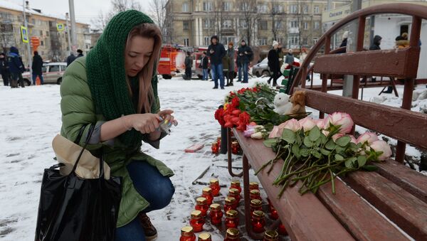 Habitantes traen flores al centro comercial de la ciudad rusa de Kémerovo en homenaje de las víctimas del incendio - Sputnik Mundo