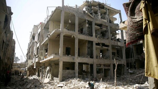 Edificios dañados en la ciudad sitiada de Duma, Siria - Sputnik Mundo