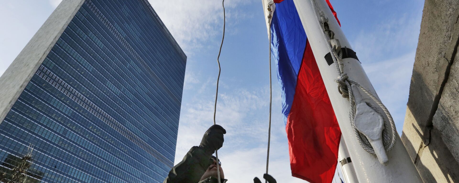 La bandera rusa cerca del edificio de la ONU - Sputnik Mundo, 1920, 28.02.2022