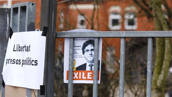 El retrato del expresidente catalán Carles Puigdemont con la petición de libertad para los presos políticos - Sputnik Mundo