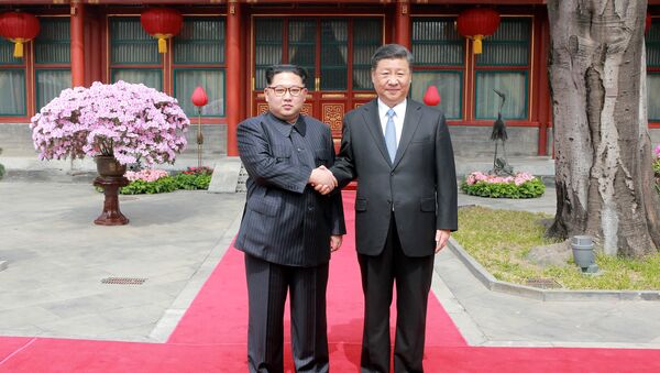 Líder norcoreano, Kim Jong-un, y el presidente chino, Xi Jinping - Sputnik Mundo