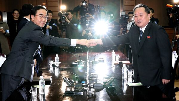 Cho Myoung-gyon, ministro de unificación de Corea del Sur, aprieta la mano de su par norcoreano, Ri Son Gwon - Sputnik Mundo