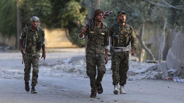 Combatientes de las Fuerzas Democráticas Sirias en Al Raqa - Sputnik Mundo