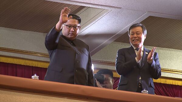 La historia se escribe en directo: Kim Jong-un acude a un concierto de K-Pop surcoreano en Pyongyang - Sputnik Mundo