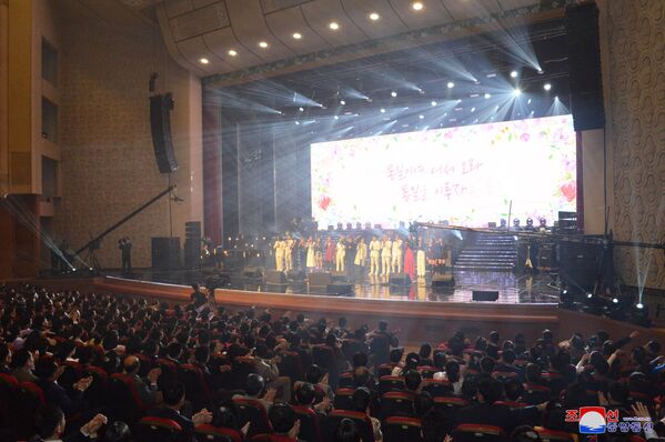 La historia se escribe en directo: Kim Jong-un acude a un concierto de K-Pop surcoreano en Pyongyang - Sputnik Mundo