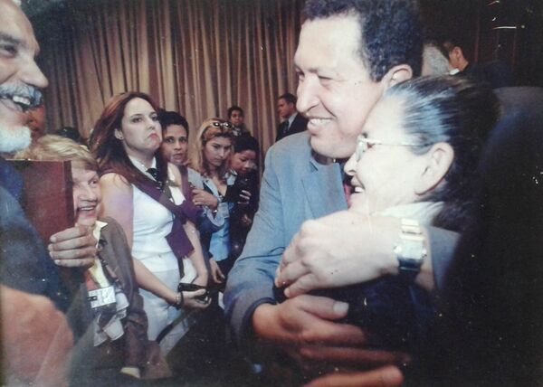 Rafaela Baroni y Hugo Chávez, expresidente de Venezuela Rafaela Baroni y Hugo Chávez, expresidente de Venezuela - Sputnik Mundo
