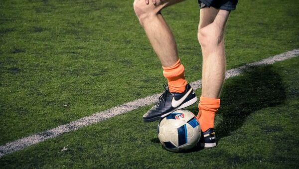 Las piernas de un jugador de fútbol - Sputnik Mundo
