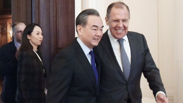 Ministro ruso de asuntos exteriores, Serguéi Lavrov, y su homólogo chino, Wang Yi  - Sputnik Mundo