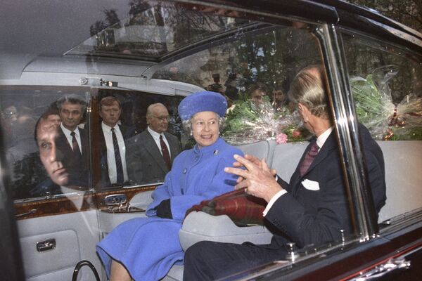 La reina Isabel II y el príncipe Felipe durante su visita oficial a Moscú en 1994 - Sputnik Mundo