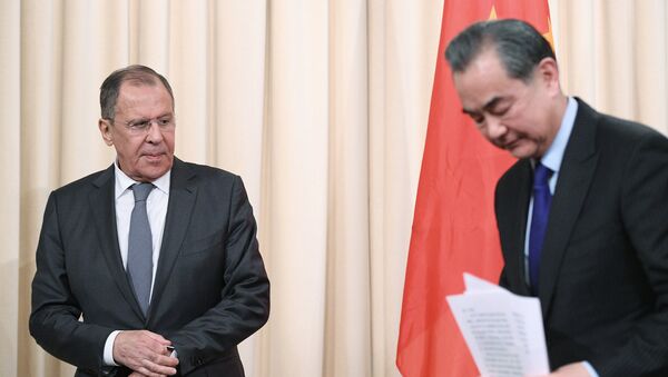 El ministro de Asuntos Exteriores de Rusia, Serguéi Lavrov, y su homólogo chino, Wang Yi (archivo) - Sputnik Mundo