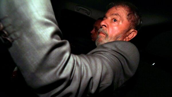 El expresidente de Brasil, Luiz Inácio Lula da Silva, llega a su casa en Sao Bernardo do Campo tras la denegación del habeas corpus en el Supremo Tribunal Federal - Sputnik Mundo
