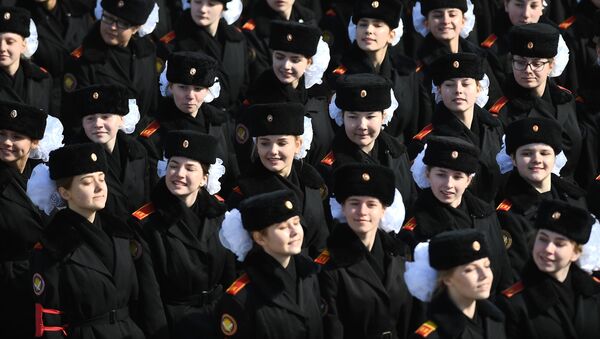 Unos cadetes rusos durante los ensayos para el Día de la Victoria en el polígono de Alábino, en la región de Moscú. - Sputnik Mundo