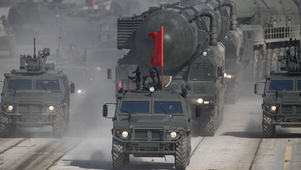 Vehículos blindados Tigr y sistemas de misiles Yars durante el ensayo del desfile militar dedicado al Día de la victoria en Alábino (Rusia) - Sputnik Mundo