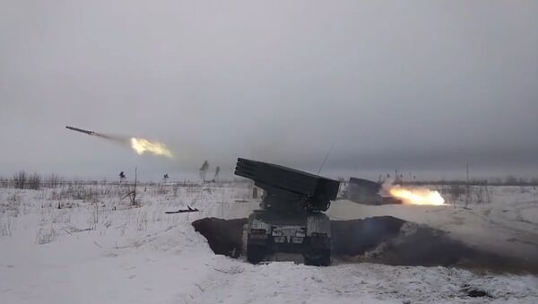 Militares rusos efectúan maniobras tácticas a nivel de batallón - Sputnik Mundo