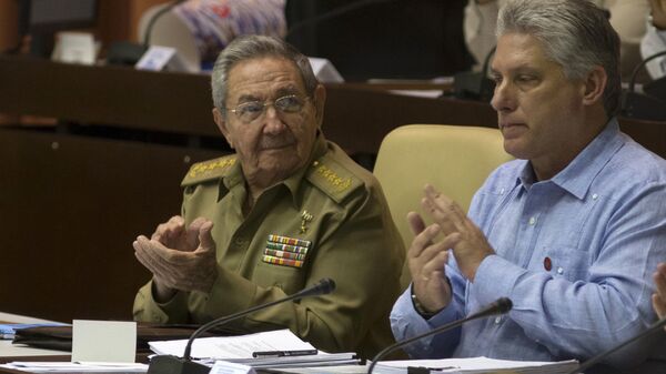 Raúl Castro aplaude a Díaz-Canel durante una sesión de la Asamblea Nacional en La Habana - Sputnik Mundo