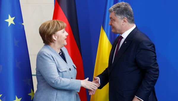 La canciller de Alemania, Angela Merkel, y el presidente de Ucrania, Petró Poroshenko - Sputnik Mundo