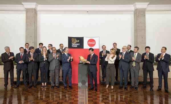 El Presidente de México, Enrique Peña Nieto, recibe trofeo original de Copa del Mundo El Presidente de México, Enrique Peña Nieto, recibe trofeo original de Copa del Mundo - Sputnik Mundo