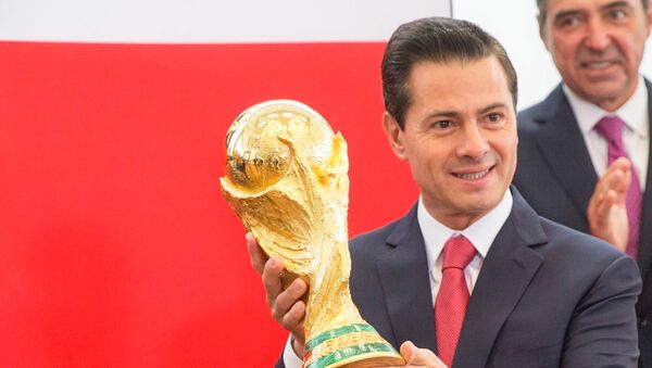 El Presidente de México, Enrique Peña Nieto, recibe trofeo original de Copa del Mundo - Sputnik Mundo