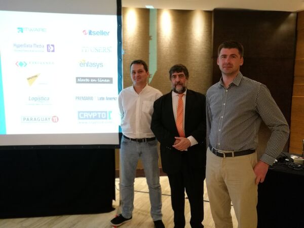 Vladimir Prestes, director de SearchInform Brasil; Ricardo Martínez, gerente regional de SearchInform y jefe de la representación en Argentina; Serguéi Ozhegov, director general de SearchInform, en la conferencia de Buenos Aires. Vladimir Prestes, director de SearchInform Brasil; Ricardo Martínez, gerente regional de SearchInform y jefe de la representación en Argentina; Serguéi Ozhegov, director general de SearchInform, en la conferencia de Buenos Aires. - Sputnik Mundo