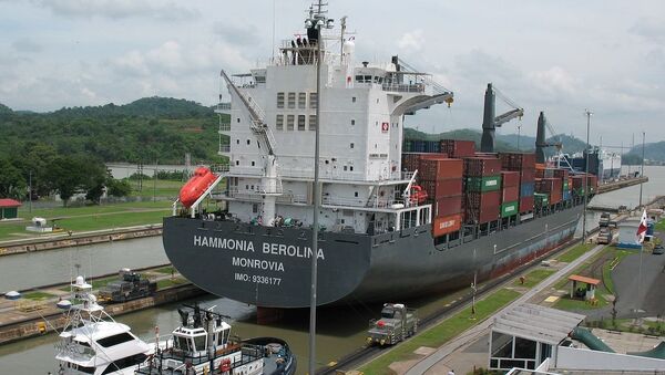 Un barco en el Canal de Panamá - Sputnik Mundo