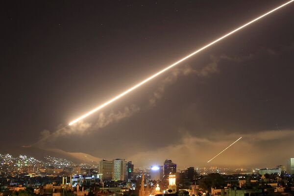 Las imágenes del ataque militar de EEUU y sus aliados contra Damasco - Sputnik Mundo