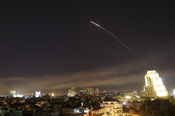 Las imágenes del ataque militar de EEUU y sus aliados contra Damasco - Sputnik Mundo