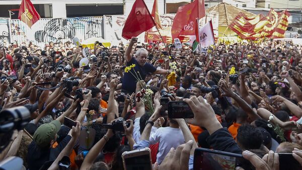 Luiz Inácio Lula da Silva, expresidente de Brasil, con sus apoyadores, antes de entregarse a la polícia - Sputnik Mundo