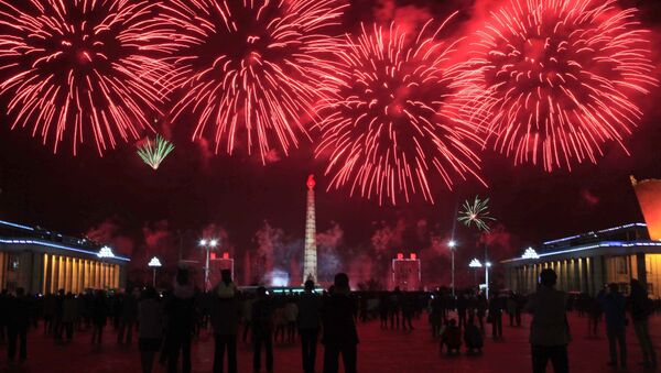 Fuegos artificiales en honor al cumpleaños del fundador del Estado norcoreano. - Sputnik Mundo