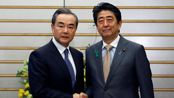 El Consejero de Estado chino, Wang Yi, se reúne con el Primer Ministro de Japón, Shinzo Abe - Sputnik Mundo