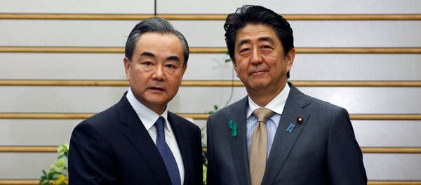 El Consejero de Estado chino, Wang Yi, se reúne con el Primer Ministro de Japón, Shinzo Abe El Consejero de Estado chino, Wang Yi, se reúne con el Primer Ministro de Japón, Shinzo Abe - Sputnik Mundo