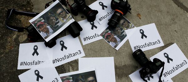 Homenaje a los periodistas asesinados en la frontera entre Ecuador y Colombia Homenaje a los periodistas asesinados en la frontera entre Ecuador y Colombia - Sputnik Mundo
