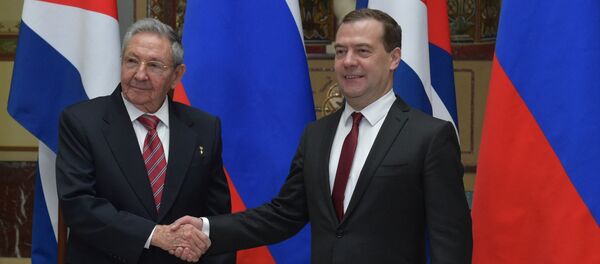 Raúl Castro, expresidente de Cuba y Dmitri Medvédev, el actual primer ministro de Rusia Raúl Castro, expresidente de Cuba y Dmitri Medvédev, el actual primer ministro de Rusia - Sputnik Mundo