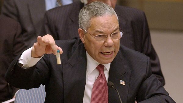 Colin Powell, secretario de Estado de EEUU entre 2001 y 2005, presenta ante la ONU una falsa muestra de ántrax como prueba del desarrollo de un programa de armas de destrucción masiva en Irak, 5 de febrero de 2003 - Sputnik Mundo