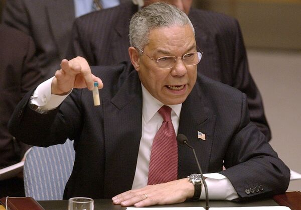 Colin Powell, secretario de Estado de EEUU entre 2001 y 2005, presenta ante la ONU una falsa muestra de ántrax como prueba del desarrollo de un programa de armas de destrucción masiva en Irak, 5 de febrero de 2003 Colin Powell, secretario de Estado de EEUU entre 2001 y 2005, presenta ante la ONU una falsa muestra de ántrax como prueba del desarrollo de un programa de armas de destrucción masiva en Irak, 5 de febrero de 2003 - Sputnik Mundo