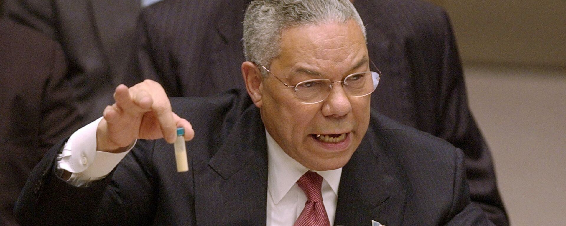 Colin Powell, secretario de Estado de EEUU entre 2001 y 2005, presenta ante la ONU una falsa muestra de ántrax como prueba del desarrollo de un programa de armas de destrucción masiva en Irak, 5 de febrero de 2003 - Sputnik Mundo, 1920, 05.02.2023