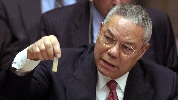 Colin Powell, secretario de Estado de EEUU entre 2001 y 2005, presenta ante la ONU una falsa muestra de ántrax en 2003 - Sputnik Mundo