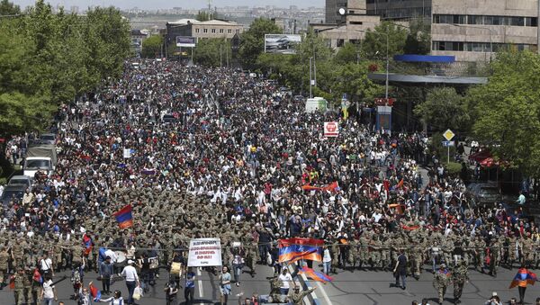 People march during a protest against the appointment of ex-president Serzh Sarksyan as the new prime minister in Yerevan, Armenia April 23, 2018 - Sputnik Mundo