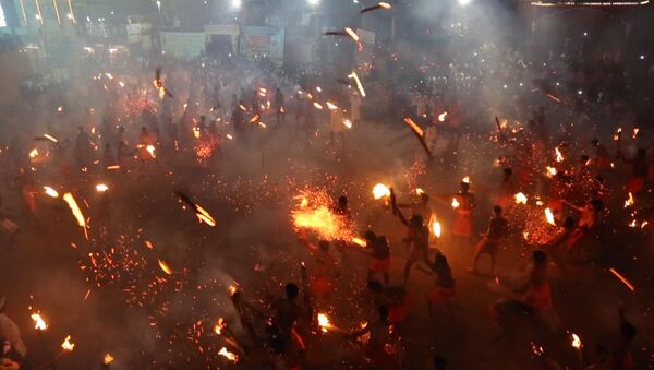 Hindúes 'juegan con fuego' durante el tradicional festival religioso Agni Keli - Sputnik Mundo